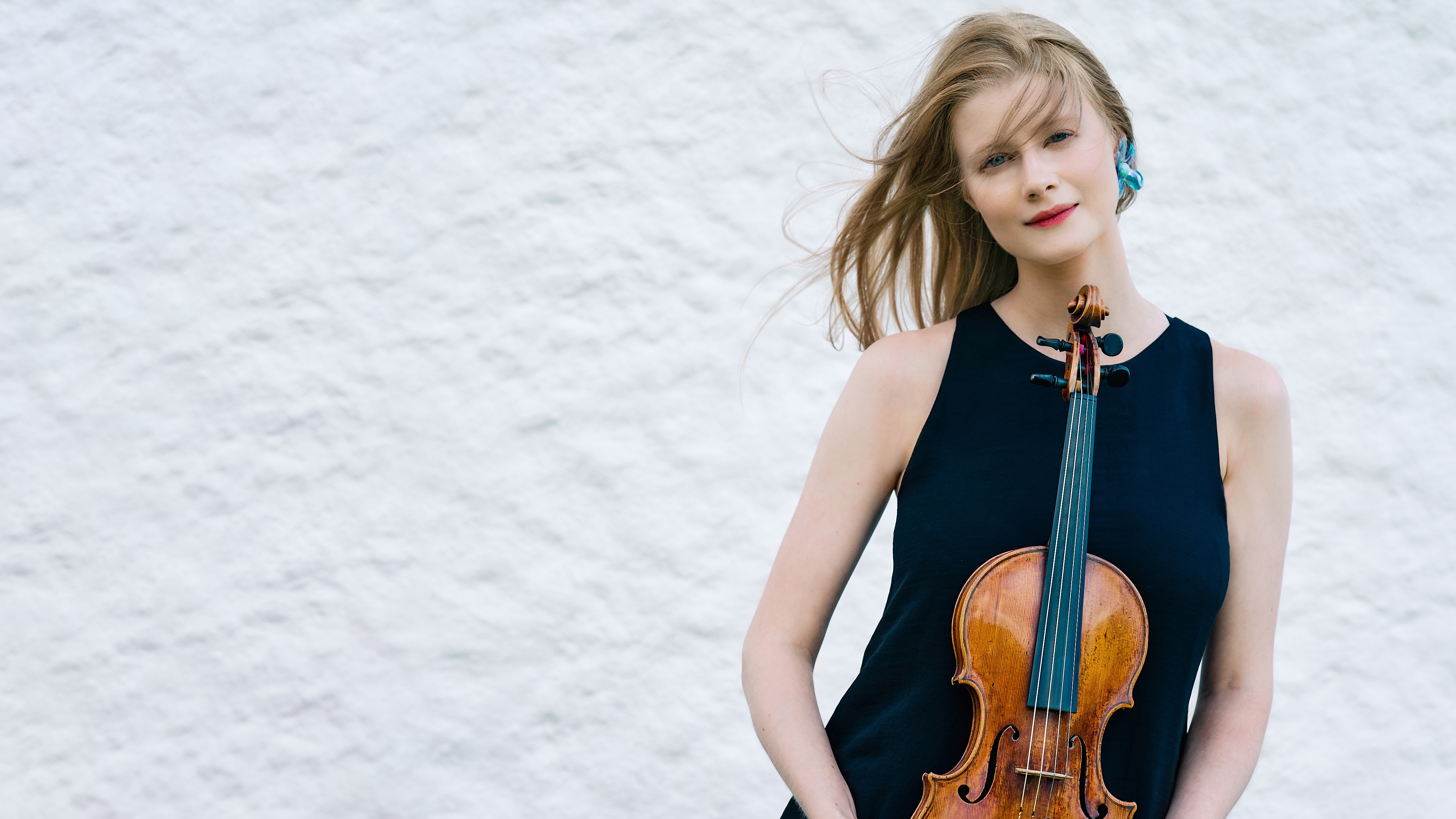 A Picture of Cosima Soulez Lariviere holding a violin